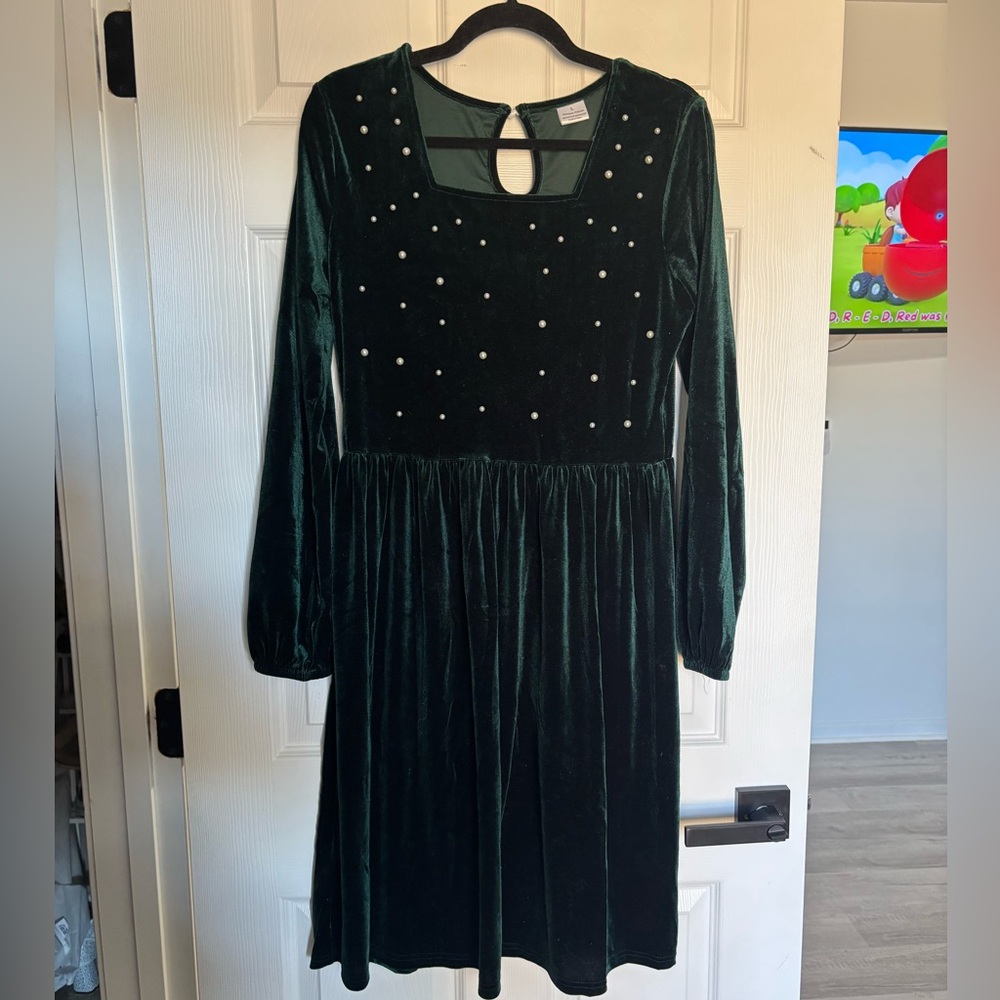 Elegant Green Velvet Dress with Pearl Accents